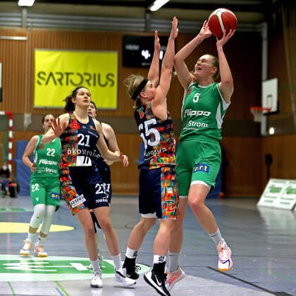 GSD zje123 DBBL BG Frau - Eisvögel USC Freiburg Göttingen Samantha Roscoe (am Ball) gegen Freiburgs Pauline Mayer