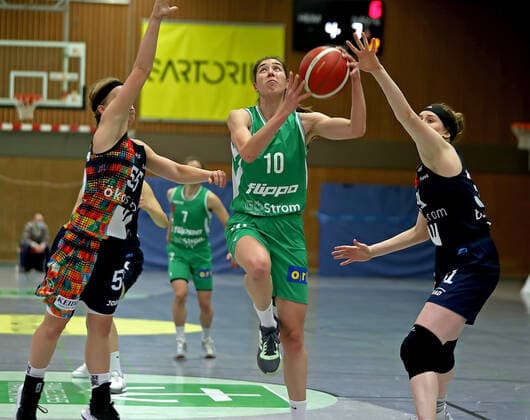 GSD zje123 DBBL BG Frau - Eisvögel USC Freiburg Göttingen Vasiliki Karambasta (am Ball) gegen Freiburgs Pauline Mayer (links)