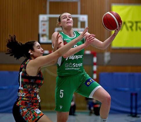 GSD zje123 DBBL BG Frau - Eisvögel USC Freiburg Göttingen Samantha Roscoe (am Ball) gegen Freiburgs Maria Konstantinidou