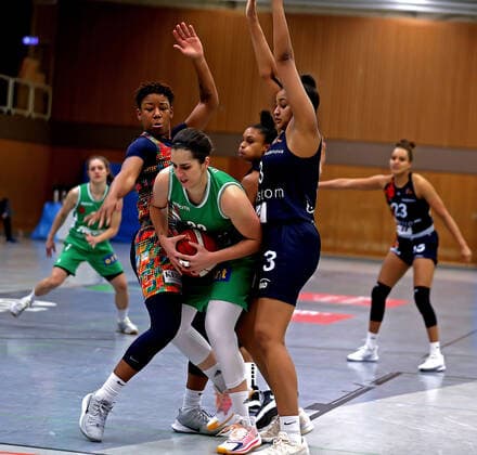 GSD zje123 DBBL BG Frau - Eisvögel USC Freiburg Göttingen Ruzica Dzankic (am Ball) gegen Freiburgs Dominique Toussaint (links) und Sophie Ouedraogo