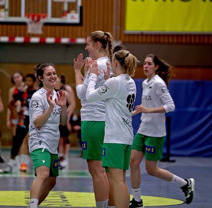 GSD zje123 DBBL BG Frau - Eisvögel USC Freiburg Göttingen Jennifer Crowder (links) beim Einlaufen