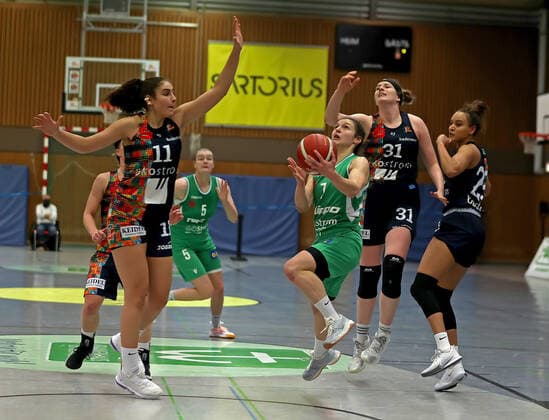 GSD zje123 DBBL BG Frau - Eisvögel USC Freiburg Göttingen Jennifer Crowder (am Ball) gegen Freiburgs Cassiddy Boensch (rechts) und Maria Konstntinidou