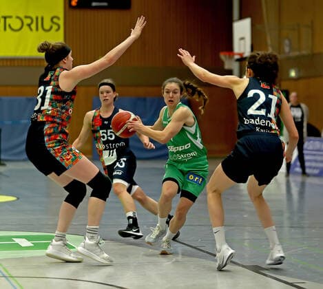 GSD zje123 DBBL BG Frau - Eisvögel USC Freiburg Göttingen Jennifer Crowder (am Ball) gegen Freiburgs Emilly Kapitza (rechts) und Cassidy Boensch