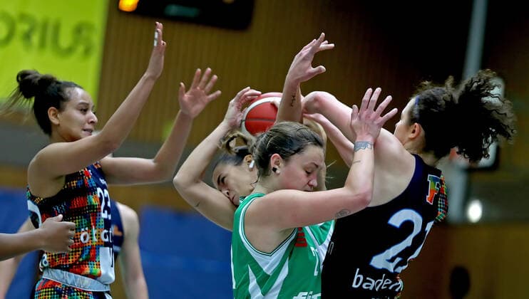 GSD zje123 DBBL BG Frau - Eisvögel USC Freiburg Göttingen Ivana Blazevic (am Ball) gegen Freiburgs Daneesha Provo (links) und Emilly Kapitza. Vorn Göttingens Riley Lupfer