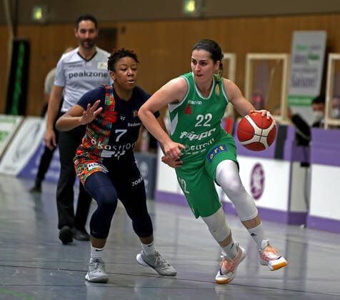 GSD zje123 DBBL BG Frau - Eisvögel USC Freiburg Göttingen Ruzica Dzankic (am Ball) gegen Freiburgs Dominique Toussaint (links)