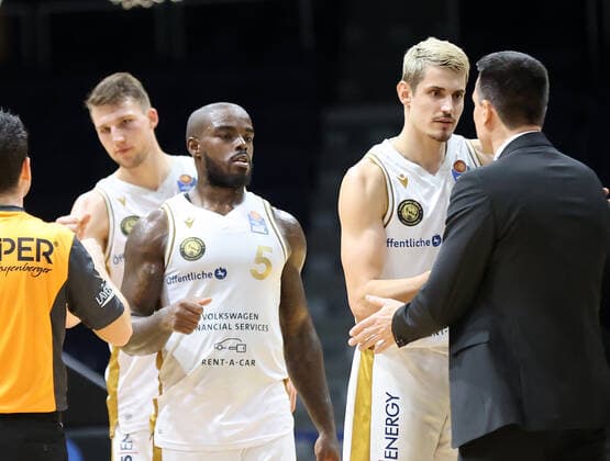 Headcoach Raoul Korner (medi Bayreuth) gratuliert Lukas Wank (Basketball Loewen Braunschweig) zum Sieg