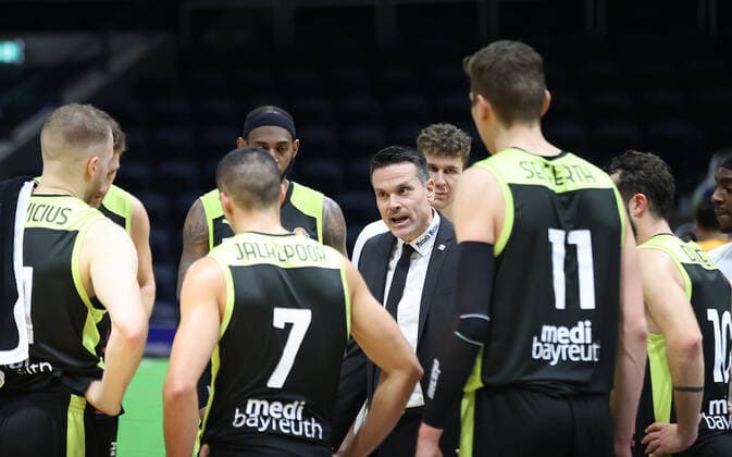 Mannschaftskreis Bayreuth, Headcoach Raoul Korner (medi Bayreuth) spricht nach der Niederlage zum Team