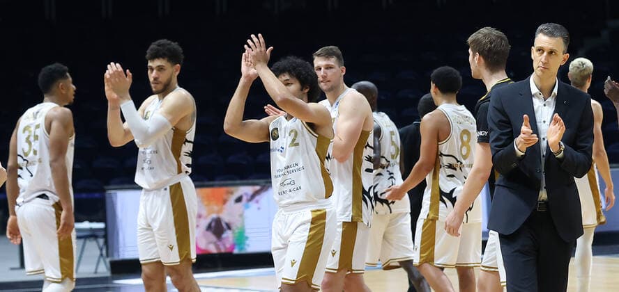 Headcoach Pete Strobl (Basketball Loewen Braunschweig) und sein Team freuen sich ueber den Sieg