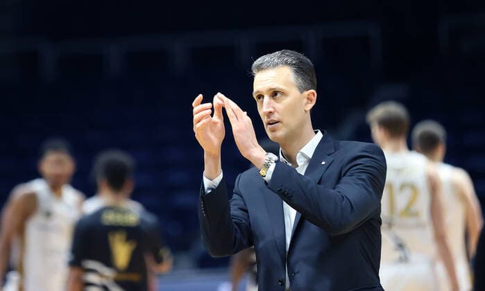 Headcoach Pete Strobl (Basketball Loewen Braunschweig) und sein Team freuen sich ueber den Sieg