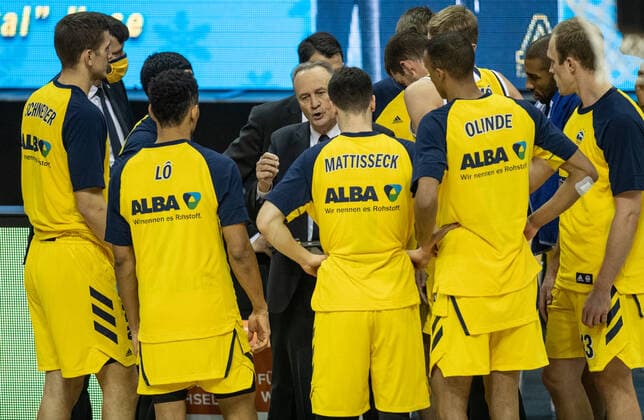 Basketball: Bundesliga, Alba Berlin - Brose Bamberg, Hauptrunde, 6. Spieltag, Mercedes-Benz Arena. ALBAs Head Coach Aito Garcia Reneses bespricht sich mit seinem Team. ALBA Berlin vs Brose Bamberg