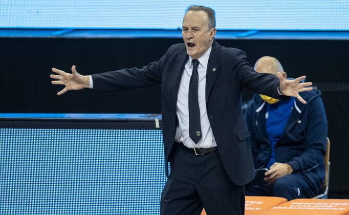 Basketball: Bundesliga, Alba Berlin - Brose Bamberg, Hauptrunde, 6. Spieltag, Mercedes-Benz Arena. ALBAs Head Coach Aito Garcia Reneses steht gestikulierend am Spielfeldrand. ALBA Berlin vs Brose Bamberg