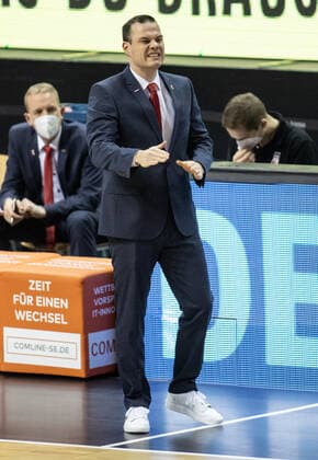Basketball: Bundesliga, Alba Berlin - Brose Bamberg, Hauptrunde, 6. Spieltag, Mercedes-Benz Arena. Trainer Johan Roijakkers von Brose Bamberg steht gestikulierend am Spielfeldrand. ALBA Berlin vs Brose Bamberg