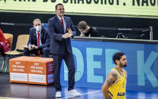 Basketball: Bundesliga, Alba Berlin - Brose Bamberg, Hauptrunde, 6. Spieltag, Mercedes-Benz Arena. Trainer Johan Roijakkers von Brose Bamberg steht gestikulierend am Spielfeldrand. ALBA Berlin vs Brose Bamberg