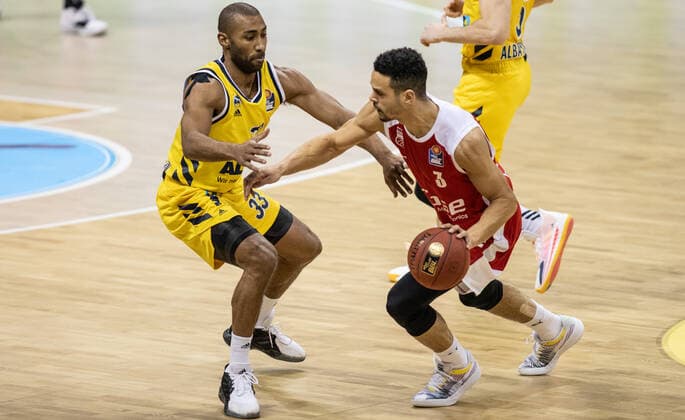Basketball: Bundesliga, Alba Berlin - Brose Bamberg, Hauptrunde, 6. Spieltag, Mercedes-Benz Arena. ALBAs Jayson Granger (l) kaempft gegen Dominic Lockhart von Brose Bamberg um den Ball. ALBA Berlin vs Brose Bamberg