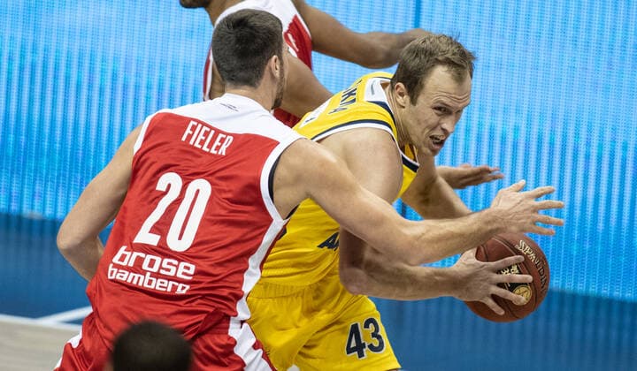 Basketball: Bundesliga, Alba Berlin - Brose Bamberg, Hauptrunde, 6. Spieltag, Mercedes-Benz Arena. Chase Fieler von Brose Bamberg kaempft gegen ALBAs Luke Sikma (r) um den Ball. ALBA Berlin vs Brose Bamberg