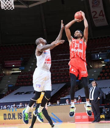 13.12.2020, BBL, FC Bayern Basketball vs Giessen 46ers, Audi Dome Muenchen, Basketball, im Bild: Bowman (Giessen 46ers) vs JaJuan Johnson (FCB Basketball)