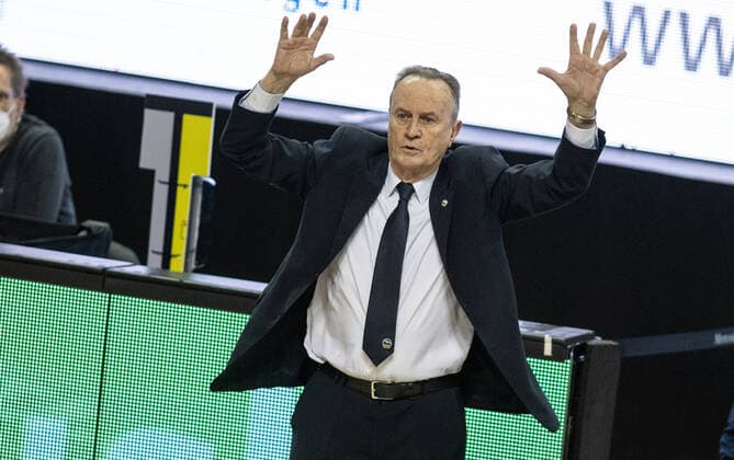 Basketball: Bundesliga, Alba Berlin - Brose Bamberg, Hauptrunde, 6. Spieltag, Mercedes-Benz Arena. ALBAs Head Coach Aito Garcia Reneses steht gestikulierend am Spielfeldrand. ALBA Berlin vs Brose Bamberg