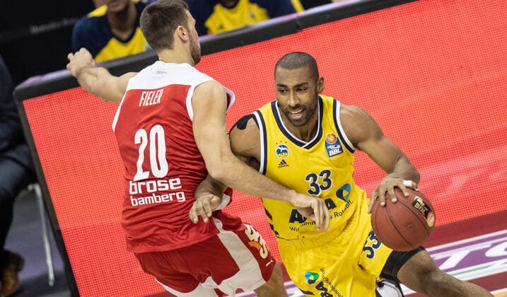 Basketball: Bundesliga, Alba Berlin - Brose Bamberg, Hauptrunde, 6. Spieltag, Mercedes-Benz Arena. Chase Fieler von Brose Bamberg kaempft gegen ALBAs Jayson Granger (r) um den Ball. ALBA Berlin vs Brose Bamberg