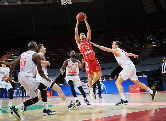 13.12.2020, BBL, FC Bayern Basketball vs Giessen 46ers, Audi Dome Muenchen, Basketball, im Bild: Bowman (Giessen 46ers), Pjanic (Giessen 46ers), Hamilton ( Giessen46ers) und Richter (Giessen 46ers)