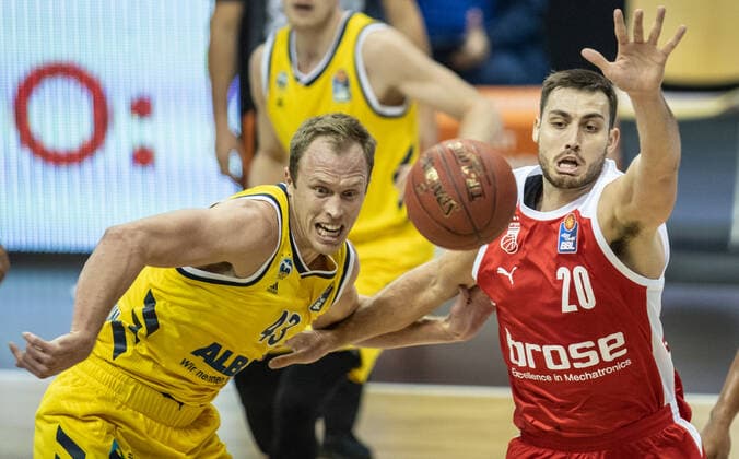 Basketball: Bundesliga, Alba Berlin - Brose Bamberg, Hauptrunde, 6. Spieltag, Mercedes-Benz Arena. ALBAs Luke Sikma (l) kaempft gegen Chase Fieler von Brose Bamberg um den Ball. ALBA Berlin vs Brose Bamberg