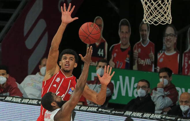 13.12.2020, BBL, FC Bayern Basketball vs Giessen 46ers, Audi Dome Muenchen, Basketball, im Bild: Stark (Giessen 46ers) vs Sasha Grant (FCB Basketball)