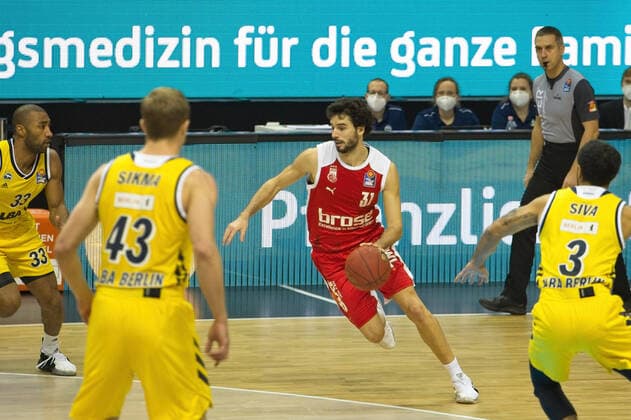 Michele Vitali - Brose Bamberg, Spiel vor leeren Raengen - 13.12.2020, BBL, Alba Berlin vs Brose Bamberg, in der Mercedes Benz Arena, GER, Berlin, 13.12.2020, BBL, Alba Berlin vs Brose Bamberg Berlin Copyright: xUwexKoch xEibner-Pressefotox EP_ukh