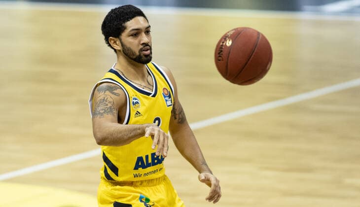 Basketball: Bundesliga, Alba Berlin - Brose Bamberg, Hauptrunde, 6. Spieltag, Mercedes-Benz Arena. ALBAs Peyton Siva spielt den Ball. ALBA Berlin vs Brose Bamberg