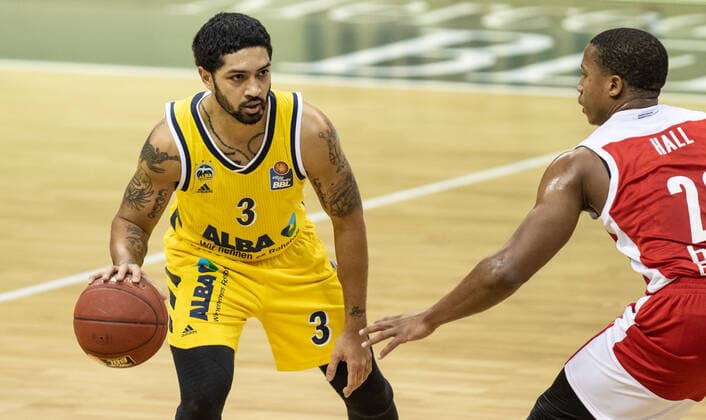 Basketball: Bundesliga, Alba Berlin - Brose Bamberg, Hauptrunde, 6. Spieltag, Mercedes-Benz Arena. ALBAs Peyton Siva (l) spielt den Ball neben Devon Hall von Brose Bamberg. ALBA Berlin vs Brose Bamberg