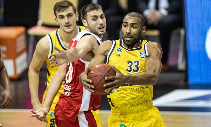 Basketball: Bundesliga, Alba Berlin - Brose Bamberg, Hauptrunde, 6. Spieltag, Mercedes-Benz Arena. Chase Fieler (M) von Brose Bamberg kaempft gegen ALBAs Jayson Granger (r) um den Ball. ALBA Berlin vs Brose Bamberg