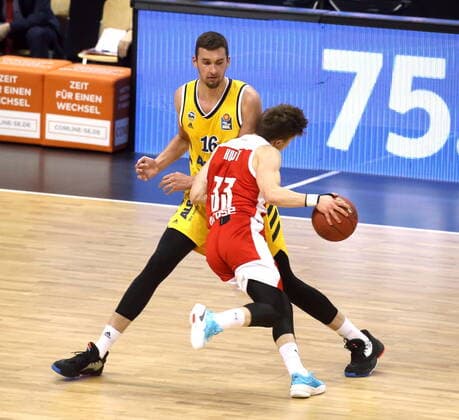 GER, BBL, ALBA Berlin vs. Brose Bamberg 13.12.2020, Mercedes Benz Arena, Berlin, GER, BBL, ALBA Berlin vs. Brose Bamberg, im Bild Kresimir Nikic (ALBA Berlin 16), Bennet Hundt (Brose Bamberg 33)