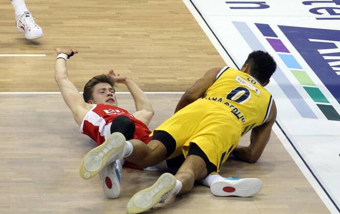 GER, BBL, ALBA Berlin vs. Brose Bamberg 13.12.2020, Mercedes Benz Arena, Berlin, GER, BBL, ALBA Berlin vs. Brose Bamberg, im Bild Maodo Lo (ALBA Berlin 0), Bennet Hundt (Brose Bamberg 33)