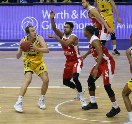GER, BBL, ALBA Berlin vs. Brose Bamberg 13.12.2020, Mercedes Benz Arena, Berlin, GER, BBL, ALBA Berlin vs. Brose Bamberg, im Bild Luke Sikma (ALBA Berlin 43), Kenneth Ogbe (Brose Bamberg 25), Devon Hall (Brose Bamberg 22)