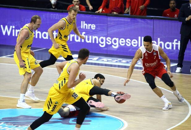 GER, BBL, ALBA Berlin vs. Brose Bamberg 13.12.2020, Mercedes Benz Arena, Berlin, GER, BBL, ALBA Berlin vs. Brose Bamberg, im Bild Peyton Siva (ALBA Berlin 3), Dominic Lockhart (Brose Bamberg 3)