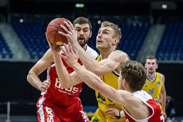 Basketball Berlin 13.12.2020 Saison 2020 2021 easyCredit BBL 1. Bundesliga BBL Alba Berlin vs Brose Banberg Niels Giffey (Alba Berlin, No.05) Bennet Hundt (Bamberg, No.33) David Kravish (Bamberg, No.45)