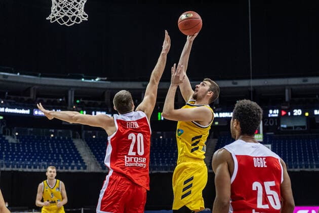 Basketball Berlin 13.12.2020 Saison 2020 2021 easyCredit BBL 1. Bundesliga BBL Alba Berlin vs Brose Banberg Kresimir Nikic (Alba Berlin, No.16) Chase Fieler (Bamberg, No.20)