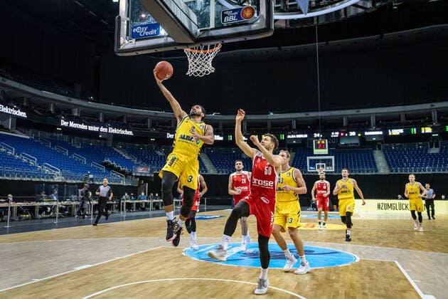 Basketball Berlin 13.12.2020 Saison 2020 2021 easyCredit BBL 1. Bundesliga BBL Alba Berlin vs Brose Banberg Peyton Siva (Alba Berlin, No.03) Joanic Grüttner Bacoul (Bamberg, No.50)
