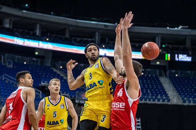 Basketball Berlin 13.12.2020 Saison 2020 2021 easyCredit BBL 1. Bundesliga BBL Alba Berlin vs Brose Banberg Peyton Siva (Alba Berlin, No.03) David Kravish (Bamberg, No.45)
