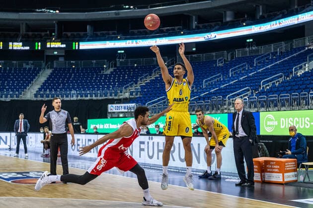 Basketball Berlin 13.12.2020 Saison 2020 2021 easyCredit BBL 1. Bundesliga BBL Alba Berlin vs Brose Banberg Maodo Lo (Alba Berlin, No.00) Kenneth Ogbe (Bamberg, No.25)