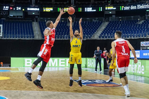 Basketball Berlin 13.12.2020 Saison 2020 2021 easyCredit BBL 1. Bundesliga BBL Alba Berlin vs Brose Banberg Peyton Siva (Alba Berlin, No.03) Devon Hall (Bamberg, No.22)