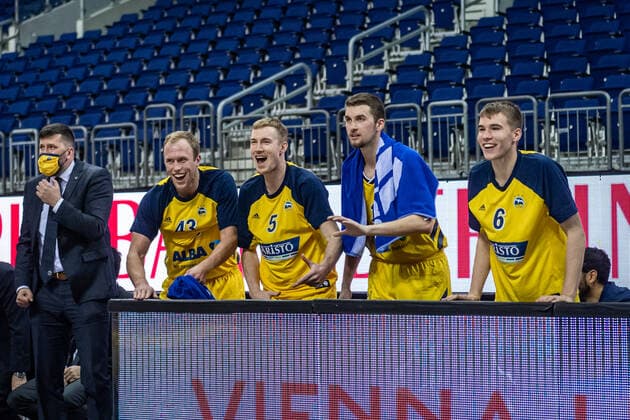Basketball Berlin 13.12.2020 Saison 2020 2021 easyCredit BBL 1. Bundesliga BBL Alba Berlin vs Brose Banberg Jubel Alba Luke Sikma (Alba Berlin, No.43) Niels Giffey (Alba Berlin, No.05) Kresimir Nikic (Alba Berlin, No.16) Malte Delow (Alba Berlin, No.06) vlnr