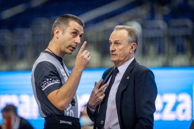 Basketball Berlin 13.12.2020 Saison 2020 2021 easyCredit BBL 1. Bundesliga BBL Alba Berlin vs Brose Banberg Robert Lottermoser Schiedsrichter Aito Garcia Reneses (Alba Berlin, Trainer)
