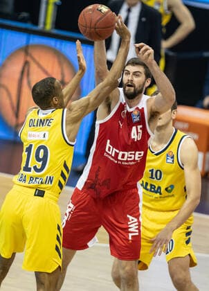 Basketball: Bundesliga, Alba Berlin - Brose Bamberg, Hauptrunde, 6. Spieltag, Mercedes-Benz Arena. ALBAs Louis Olinde (l) kaempft gegen David Kravish (M) von Brose Bamberg um den Ball. ALBA Berlin vs Brose Bamberg