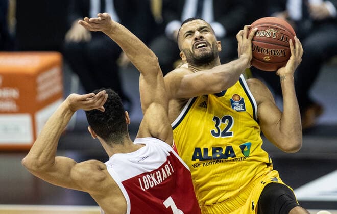 Basketball: Bundesliga, Alba Berlin - Brose Bamberg, Hauptrunde, 6. Spieltag, Mercedes-Benz Arena. ALBAs Johannes Thiemann (r) springt zum Korb gegen Dominic Lockhart von Brose Bamberg. ALBA Berlin vs Brose Bamberg