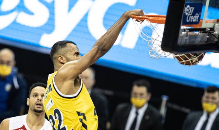 Basketball: Bundesliga, Alba Berlin - Brose Bamberg, Hauptrunde, 6. Spieltag, Mercedes-Benz Arena. ALBAs Johannes Thiemann legt den Ball in den Korb. ALBA Berlin vs Brose Bamberg