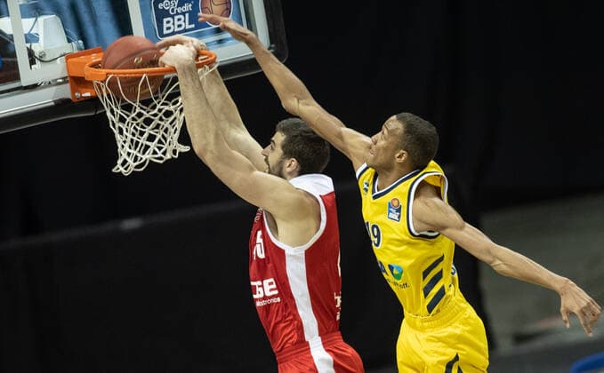 Basketball: Bundesliga, Alba Berlin - Brose Bamberg, Hauptrunde, 6. Spieltag, Mercedes-Benz Arena. David Kravish von Brose Bamberg springt zum Korb gegen ALBAs Louis Olinde (r). ALBA Berlin vs Brose Bamberg