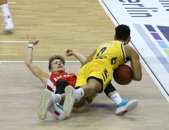 GER, BBL, ALBA Berlin vs. Brose Bamberg 13.12.2020, Mercedes Benz Arena, Berlin, GER, BBL, ALBA Berlin vs. Brose Bamberg, im Bild Maodo Lo (ALBA Berlin 0), Bennet Hundt (Brose Bamberg 33)