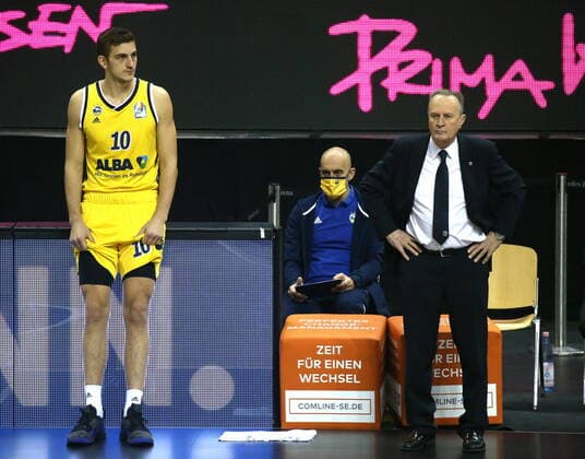 GER, BBL, ALBA Berlin vs. Brose Bamberg 13.12.2020, Mercedes Benz Arena, Berlin, GER, BBL, ALBA Berlin vs. Brose Bamberg, im Bild Tim Schneider (ALBA Berlin 10), Cheftrainer Aito Garcia Reneses (ALBA Berlin)