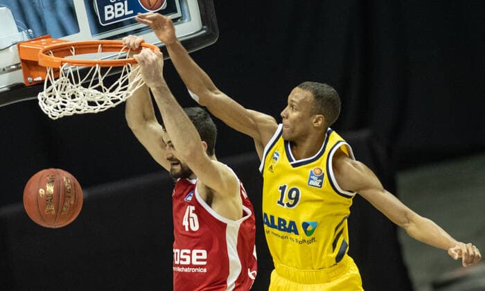 Basketball: Bundesliga, Alba Berlin - Brose Bamberg, Hauptrunde, 6. Spieltag, Mercedes-Benz Arena. David Kravish von Brose Bamberg springt zum Korb gegen ALBAs Louis Olinde (r). ALBA Berlin vs Brose Bamberg