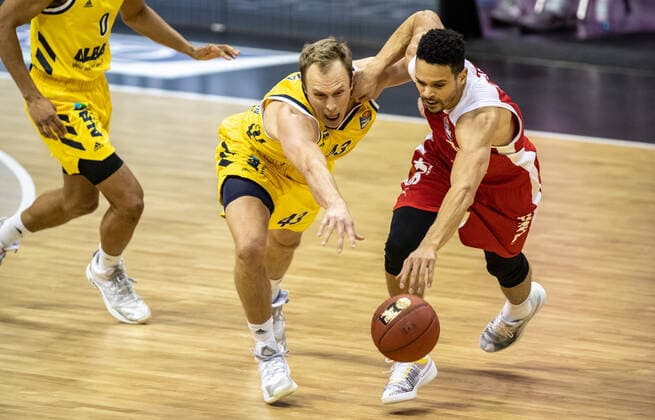 Basketball: Bundesliga, Alba Berlin - Brose Bamberg, Hauptrunde, 6. Spieltag, Mercedes-Benz Arena. ALBAs Luke Sikma (l) kaempft gegen Dominic Lockhart von Brose Bamberg um den Ball. ALBA Berlin vs Brose Bamberg