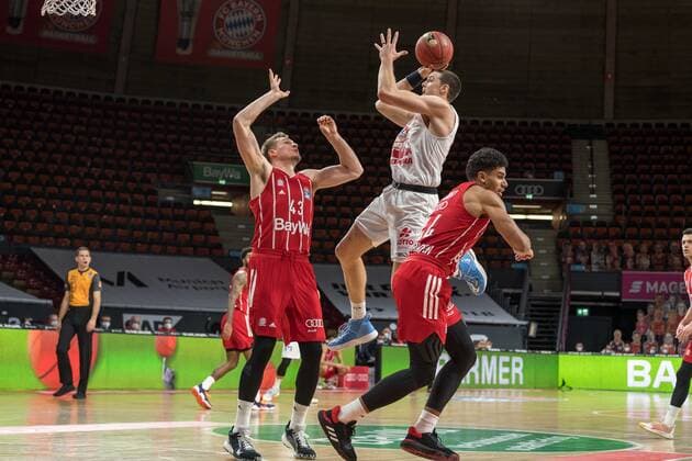 Basketball, BBL, 20201213, FC Bayern München - Giessen 46ers Im Bild Leon RADOSEVIC (FC Bayern München, 43), Scottie JAMES JR. (Giessen 46ers, 31) und Sasha GRANT (FC Bayern München, 44). München Audi Dome Bayern Deutschland Copyright: Passion2Press.dex xMarkusxFischerx